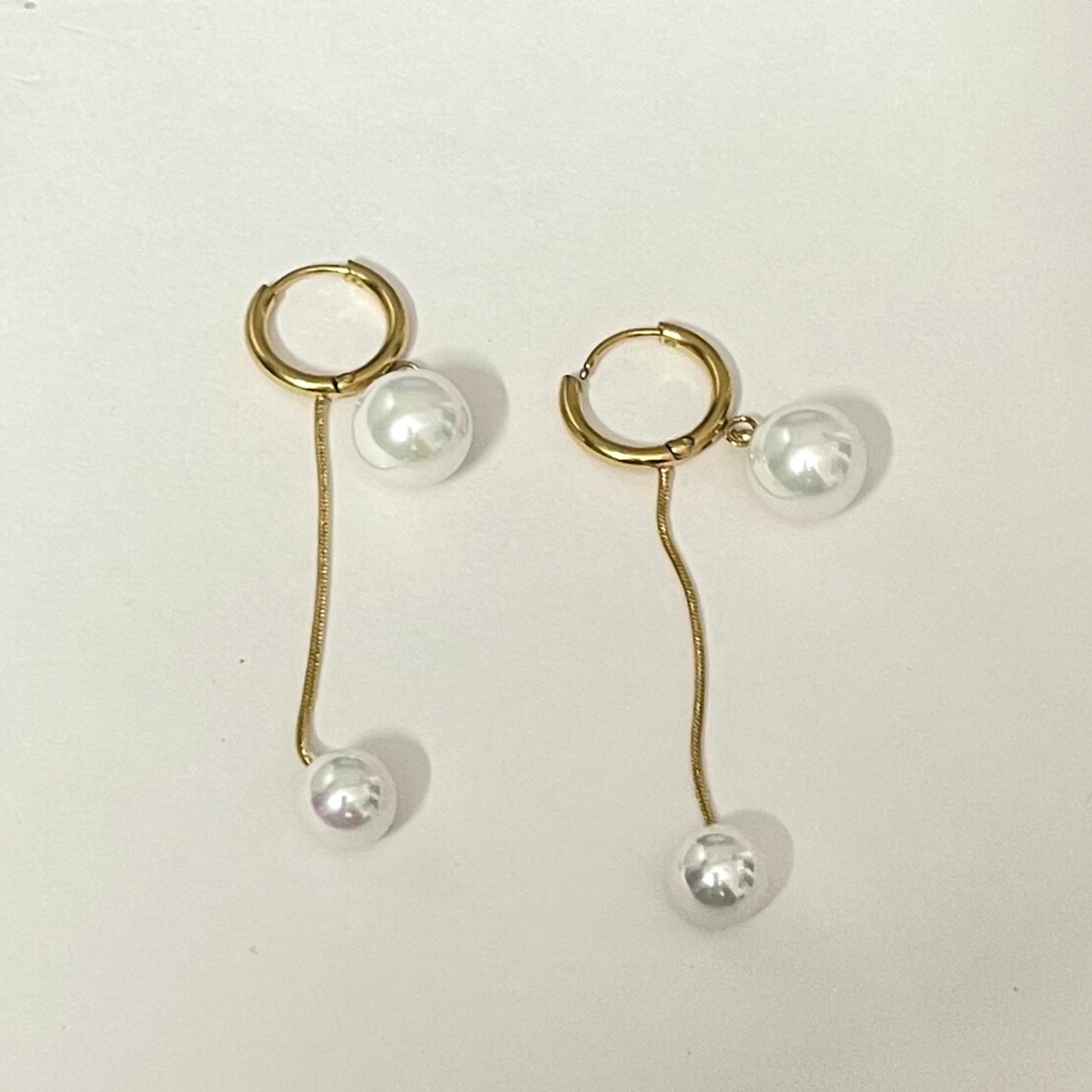 Pearl hanging earrings